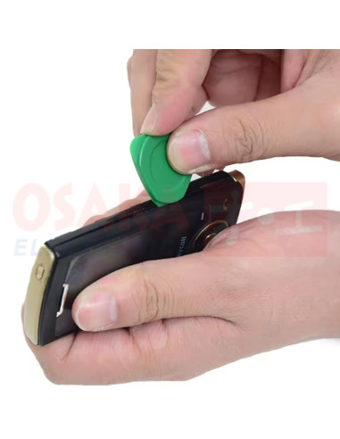 Imagen de Ayudante Uñas para destapar carcasa Baku BK-212 - vista en uso.