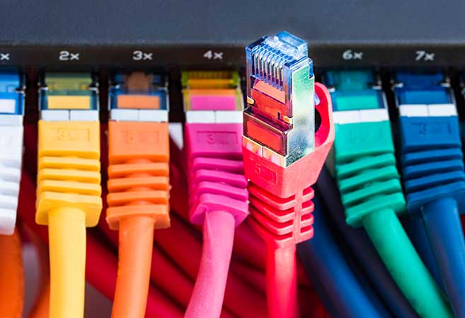 Vista detallada de una sección de una caja con conectores Jack RJ45 activos, esenciales para la conectividad de redes informáticas, mostrando la calidad y la funcionalidad de los componentes